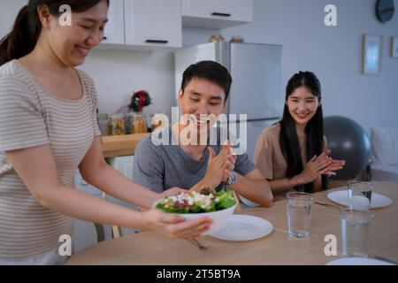 Freunde machen eine Mahlzeit in der Küche. Gesundes Essen und Freizeitkonzept. Stockfoto