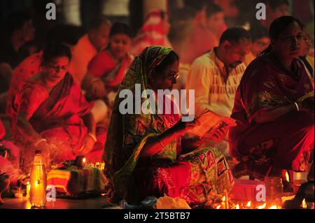 Sylhet, Bangladesch. November 2023. Hinduistische Anhänger sitzen zusammen auf dem Boden eines Tempels, um das Rakher-Upobash-Festival im Loknath-Tempel in Sylhet, Bangladesch, zu beobachten. Lokenath Brahmachari, der Baba Lokenath genannt wird, war ein Hindu-heiliger und Philosoph aus Bengalen aus dem 18. Jahrhundert. Am 4. November 2023 Sylhet, Bangladesch (Foto: MD Rafayat Haque Khan/ Credit: Eyepix Group/Alamy Live News) Stockfoto