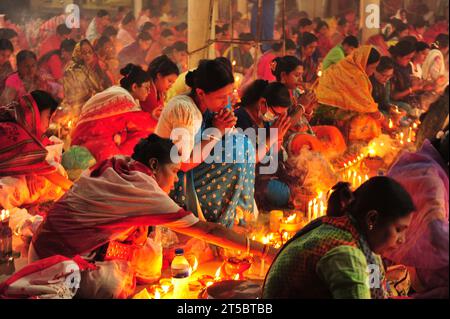 Sylhet, Bangladesch. November 2023. Hinduistische Anhänger sitzen zusammen auf dem Boden eines Tempels, um das Rakher-Upobash-Festival im Loknath-Tempel in Sylhet, Bangladesch, zu beobachten. Lokenath Brahmachari, der Baba Lokenath genannt wird, war ein Hindu-heiliger und Philosoph aus Bengalen aus dem 18. Jahrhundert. Am 4. November 2023 Sylhet, Bangladesch (Foto: MD Rafayat Haque Khan/ Credit: Eyepix Group/Alamy Live News) Stockfoto