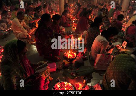 Sylhet, Bangladesch. November 2023. Hinduistische Anhänger sitzen zusammen auf dem Boden eines Tempels, um das Rakher-Upobash-Festival im Loknath-Tempel in Sylhet, Bangladesch, zu beobachten. Lokenath Brahmachari, der Baba Lokenath genannt wird, war ein Hindu-heiliger und Philosoph aus Bengalen aus dem 18. Jahrhundert. Am 4. November 2023 Sylhet, Bangladesch (Foto: MD Rafayat Haque Khan/ Credit: Eyepix Group/Alamy Live News) Stockfoto