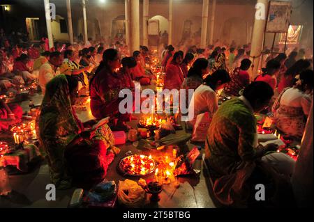 Sylhet, Bangladesch. November 2023. Hinduistische Anhänger sitzen zusammen auf dem Boden eines Tempels, um das Rakher-Upobash-Festival im Loknath-Tempel in Sylhet, Bangladesch, zu beobachten. Lokenath Brahmachari, der Baba Lokenath genannt wird, war ein Hindu-heiliger und Philosoph aus Bengalen aus dem 18. Jahrhundert. Am 4. November 2023 Sylhet, Bangladesch (Foto: MD Rafayat Haque Khan/ Credit: Eyepix Group/Alamy Live News) Stockfoto