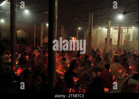 Sylhet, Bangladesch. November 2023. Hinduistische Anhänger sitzen zusammen auf dem Boden eines Tempels, um das Rakher-Upobash-Festival im Loknath-Tempel in Sylhet, Bangladesch, zu beobachten. Lokenath Brahmachari, der Baba Lokenath genannt wird, war ein Hindu-heiliger und Philosoph aus Bengalen aus dem 18. Jahrhundert. Am 4. November 2023 Sylhet, Bangladesch (Foto: MD Rafayat Haque Khan/ Credit: Eyepix Group/Alamy Live News) Stockfoto