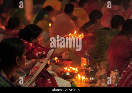 Sylhet, Bangladesch. November 2023. Hinduistische Anhänger sitzen zusammen auf dem Boden eines Tempels, um das Rakher-Upobash-Festival im Loknath-Tempel in Sylhet, Bangladesch, zu beobachten. Lokenath Brahmachari, der Baba Lokenath genannt wird, war ein Hindu-heiliger und Philosoph aus Bengalen aus dem 18. Jahrhundert. Am 4. November 2023 Sylhet, Bangladesch (Foto: MD Rafayat Haque Khan/ Credit: Eyepix Group/Alamy Live News) Stockfoto