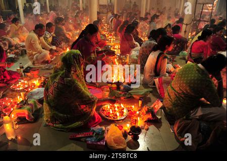 Sylhet, Bangladesch. November 2023. Hinduistische Anhänger sitzen zusammen auf dem Boden eines Tempels, um das Rakher-Upobash-Festival im Loknath-Tempel in Sylhet, Bangladesch, zu beobachten. Lokenath Brahmachari, der Baba Lokenath genannt wird, war ein Hindu-heiliger und Philosoph aus Bengalen aus dem 18. Jahrhundert. Am 4. November 2023 Sylhet, Bangladesch (Foto: MD Rafayat Haque Khan/ Credit: Eyepix Group/Alamy Live News) Stockfoto