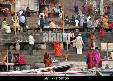 VARANASI, INDIEN - 13. November 2022: Blick von einem Boot aus gleitet durch das Wasser auf dem Ganges Fluss entlang der Küste von Varanasi. Stockfoto