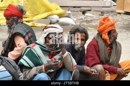 VARANASI, INDIEN - 13. November 2022: Blick auf einen unbekannten Indianer auf den Straßen von Varanasi am Nachmittag Stockfoto