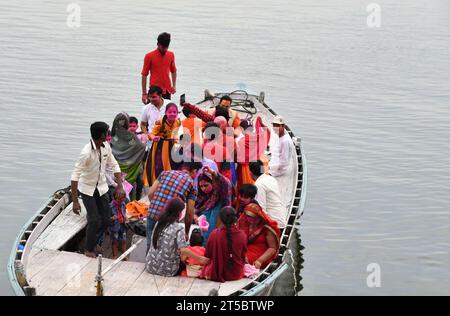 VARANASI, INDIEN - 13. November 2022: Frau sitzt nachts in der Nähe eines zeremoniellen Feuers in der Nähe des Heiligen Ganges. Manikarnika Ghat Stockfoto