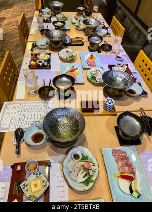 Japan, Kyushu. Tisch für Abendessen in einem Ryokan. Stockfoto