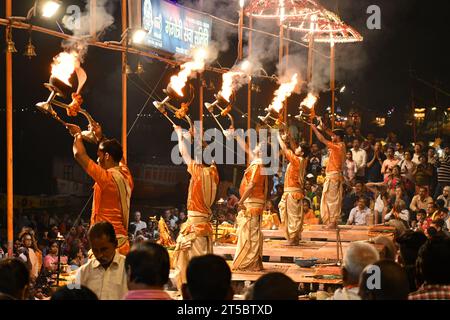 VARANASI, INDIEN - 13. November 2022: Indischer Priester segnete Menschen in Varanasi Ganga Aarti im heiligen Dasasaswamedh Ghat, nahe dem Kashi Vishwanath Tempel Stockfoto