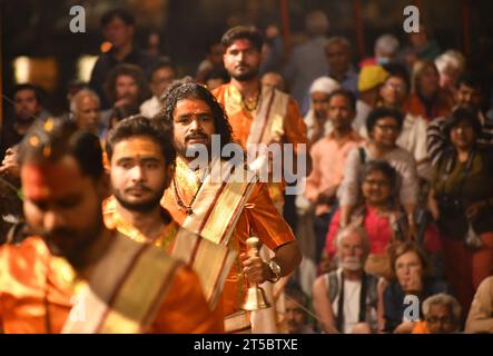 VARANASI, INDIEN - 13. November 2022: Indischer Priester segnete Menschen in Varanasi Ganga Aarti im heiligen Dasasaswamedh Ghat, nahe dem Kashi Vishwanath Tempel Stockfoto