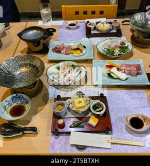 Japan, Kyushu. Tisch für Abendessen in einem Ryokan. Stockfoto