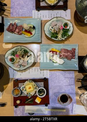 Japan, Kyushu. Tisch für Abendessen in einem Ryokan. Stockfoto