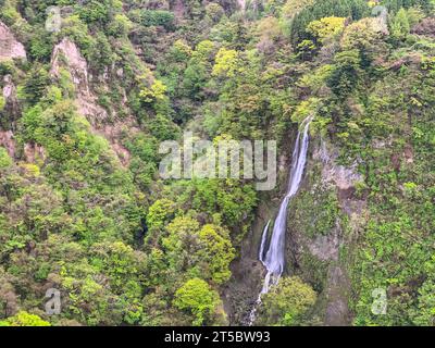 Japan, Kyushu. Malerische Aussicht von der Yume-no-Ohashi Hängebrücke, der größten Fußgängerbrücke Japans. Stockfoto