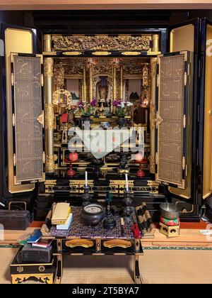 Japan, Kyushu, Bungo-Takada. Familienaltar Zu Ehren Der Vorfahren. Präfektur Oita. Stockfoto