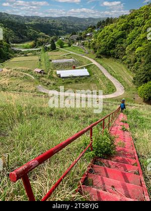 Japan, Kyushu. Malerischer Blick vom Trail in der Nähe des Yayama Mountain auf dem Weg zum Choan-JI-Tempel. Stockfoto