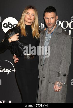 3. November 2023, Brooklyn, New York, USA: Model BEHATI PRINSLOO und Sänger ADAM LEVINE bei den Roten Teppichankündigungen zur 38. Jährlichen Rock and Roll Hall of Fame Induction Ceremony im Barclay Center. (Kreditbild: © Nancy Kaszerman/ZUMA Press Wire) NUR REDAKTIONELLE VERWENDUNG! Nicht für kommerzielle ZWECKE! Stockfoto