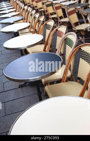 Tische und Stühle auf der Terrasse eines Pariser Bistros Stockfoto