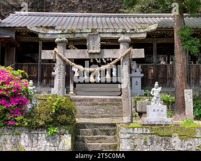 Japan, Kyushu. Torii Tor Eingang zum Tennen-JI Tempel, mit Nio Wächtern auf beiden Seiten des Tors. Stockfoto