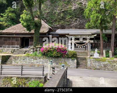 Japan, Kyushu. Tennen-JI buddhistischer Tempel und Shinto-Schrein. Stockfoto