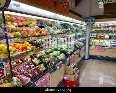 Japan, Kyushu, Imi. Kleines Lebensmittelgeschäft, Obst und Gemüse. Stockfoto