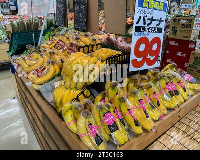 Japan, Kyushu, Imi. Kleines Lebensmittelgeschäft, Bananen in Plastik verpackt. Stockfoto