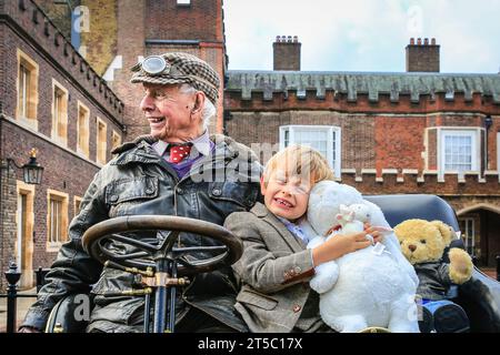 London, Großbritannien. November 2023. Cliff Jowsey und sein Enkel Charlton in ihrem wunderschönen Renault aus dem Jahr 1902, St. James Palace im Hintergrund. Die Familie hat an der Kundgebung oft teilgenommen. Über hundert Veteranenautos vor 1905 sind bei der Showcase-Veranstaltung neben James's Palace zu sehen, bei der am Sonntag eine Vorschau auf den RM Sotheby's London to Brighton Run stattfindet. Quelle: Imageplotter/Alamy Live News Stockfoto