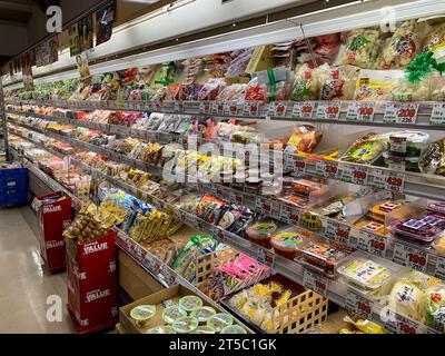 Japan, Kyushu, Imi. Kleines Lebensmittelgeschäft, Snacks und Convenience Food. Stockfoto
