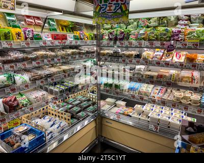 Japan, Kyushu, Imi. Kleines Lebensmittelgeschäft, Verpackte Lebensmittel. Stockfoto