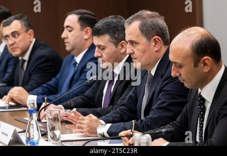 Baku, Aserbaidschan. November 2023. Jeyhun Bayramov (2. V. R.), Außenminister der Republik Aserbaidschan, spricht mit dem deutschen Außenminister im aserbaidschanischen Außenministerium. Im Mittelpunkt der Reise steht der Streit zwischen Armenien und Aserbaidschan um die Region Berg-Karabach. Quelle: Hannes P. Albert/dpa/Alamy Live News Stockfoto