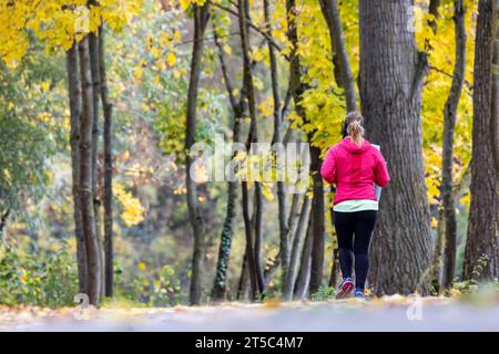 Herbst im Neckartal in Stuttgart. // 03.11.2023, Stuttgart, Baden-Württemberg, Deutschland, Europa *** Herbst im Neckartal in Stuttgart 03 11 2023, Stuttgart, Baden Württemberg, Deutschland, Europa Credit: Imago/Alamy Live News Stockfoto