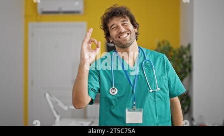 Junger hispanischer Doktor, der in Ordnung ist und in der Klinik lächelt Stockfoto