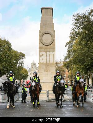 London, Großbritannien. November 2023. Berittene Polizeibeamte der Metropolitan Police (MET) schützen das cenotaph-Kriegsdenkmal in Whitehall in Westminster vor möglichen Protesten am Waffenstillstandstag und am Erinnerungswochenende. Quelle: Imageplotter/Alamy Live News Stockfoto