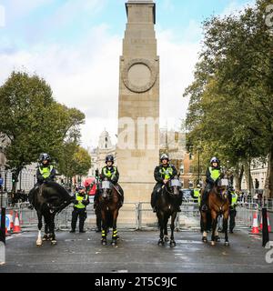 London, Großbritannien. November 2023. Berittene Polizeibeamte der Metropolitan Police (MET) schützen das cenotaph-Kriegsdenkmal in Whitehall in Westminster vor möglichen Protesten am Waffenstillstandstag und am Erinnerungswochenende. Quelle: Imageplotter/Alamy Live News Stockfoto