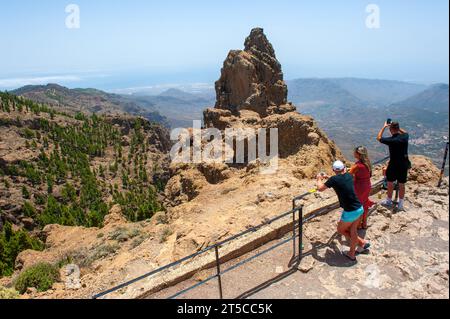 GRAN CANARIA, SPANIEN - 2. August 2023: Touristen auf der Spitze des de Pico de las Nieves, dem höchsten Berg der Kanarischen Insel Gran Canaria A Stockfoto