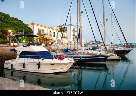 GRAN CANARIA, SPANIEN - 2. August 2023: Boote im Hafen von Puerto de Mogan auf der Kanarischen Insel Gran Canaria Stockfoto