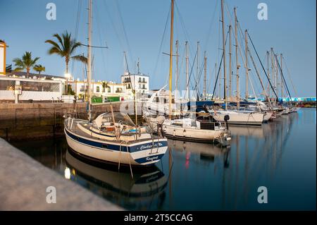 GRAN CANARIA, SPANIEN - 2. August 2023: Boote im Hafen von Puerto de Mogan auf der Kanarischen Insel Gran Canaria Stockfoto