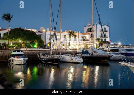 GRAN CANARIA, SPANIEN - 2. August 2023: Boote im Hafen von Puerto de Mogan auf der Kanarischen Insel Gran Canaria Stockfoto