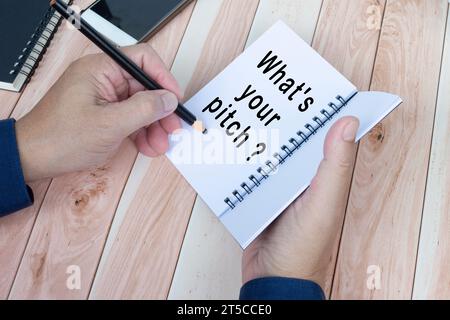 Geschäftsmann Hände mit Schreibschreiber Notizbuch auf dem Schreibtisch. Was ist dein Pitch? Geschäftskonzept. Stockfoto