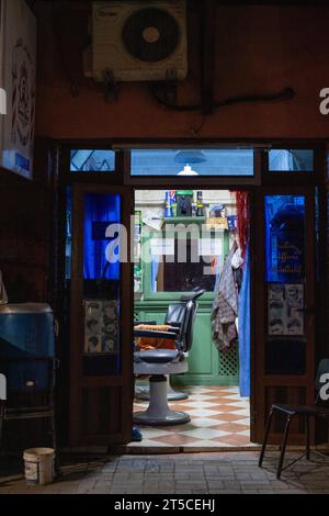 Die Geschäfte sind nachts in der Altstadt von Marrakesch geöffnet Stockfoto