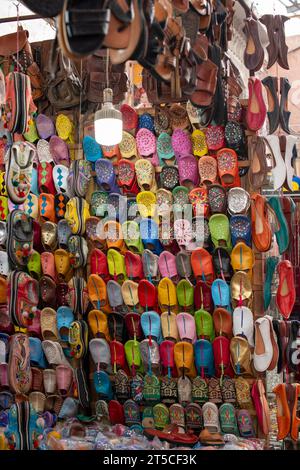 Babouches, bunte traditionelle marokkanische Hausschuhe zum Verkauf in der Altstadt von Marrakesch Stockfoto