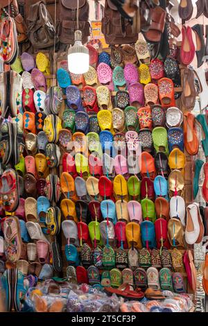 Babouches, bunte traditionelle marokkanische Hausschuhe zum Verkauf in der Altstadt von Marrakesch Stockfoto