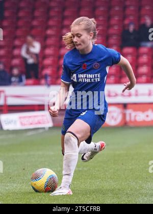 Walsall, Großbritannien. November 2023. Walsall, England, 4. November 2023: Sjoeke Nusken (6 Chelsea) auf dem Ball während des Barclays FA Womens Super League Spiels zwischen Aston Villa und Chelsea im Poundland Bescot Stadium in Walsall, England (Natalie Mincher/SPP) Credit: SPP Sport Press Photo. /Alamy Live News Stockfoto