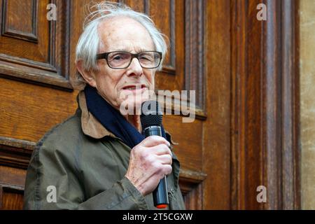 Bath, UK. November 2023. Vor einem protestmarsch durch die Straßen von Bath wird Filmregisseur Ken Loach vor der Bath Abbey abgebildet, während er mit propalästinensischen Unterstützern spricht, die aufgetaucht sind, um ihre Unterstützung für das palästinensische Volk zu zeigen und jetzt einen Waffenstillstand zu fordern. Der protestmarsch „Waffenruhe jetzt“ und die Kundgebung wurden abgehalten, damit die Menschen solidarisch mit dem palästinensischen Volk stehen und gegen die jüngsten israelischen Aktionen im Gaza-Streifen protestieren konnten. Quelle: Lynchpics/Alamy Live News Stockfoto