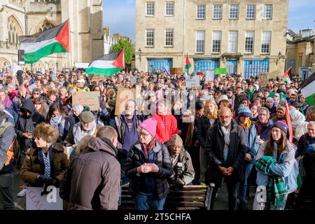 Bath, UK. November 2023. Pro-palästinensische Unterstützer werden vor der Abtei von Bath abgebildet und hören Reden, bevor sie an einem protestmarsch durch Bath teilnehmen. Der protestmarsch „Waffenruhe jetzt“ und die Kundgebung wurden abgehalten, um es den Menschen zu ermöglichen, ihre Unterstützung und Solidarität mit dem palästinensischen Volk zu zeigen und gegen Israels jüngste Aktionen im Gaza-Streifen zu protestieren. Quelle: Lynchpics/Alamy Live News Stockfoto