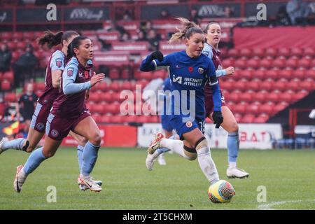 Walsall, Großbritannien. November 2023. Walsall, England, 4. November 2023: Johanna Rytting Kaneryd (19 Chelsea) über den Angriff während des Barclays FA Womens Super League Spiels zwischen Aston Villa und Chelsea im Poundland Bescot Stadium in Walsall, England (Natalie Mincher/SPP) Credit: SPP Sport Press Photo. /Alamy Live News Stockfoto