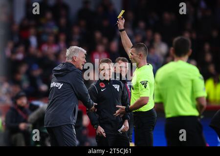 LONDON, UK – 4. November 2023: David Moyes, Manager von West Ham United, erhält eine gelbe Karte von Schiedsrichter Thomas Bramall während des Premier League-Spiels zwischen Brentford FC und West Ham United im Gtech Community Stadium (Credit: Craig Mercer/ Alamy Live News) Stockfoto