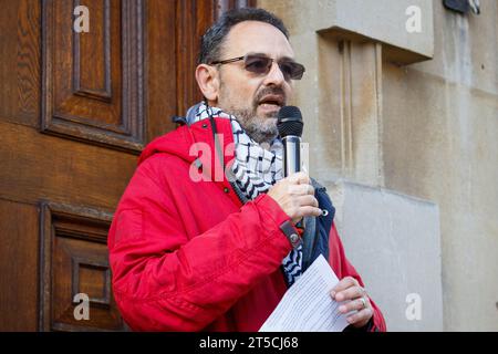 Bath, UK. November 2023. Vor einem protestmarsch durch die Straßen von Bath wird Professor Jason Hart vor der Bath Abbey abgebildet, während er mit propalästinensischen Anhängern spricht, die aufgetaucht sind, um ihre Unterstützung für das palästinensische Volk zu zeigen und jetzt einen Waffenstillstand zu fordern. Der protestmarsch „Waffenruhe jetzt“ und die Kundgebung wurden abgehalten, damit die Menschen solidarisch mit dem palästinensischen Volk stehen und gegen die jüngsten israelischen Aktionen im Gaza-Streifen protestieren konnten. Quelle: Lynchpics/Alamy Live News Stockfoto