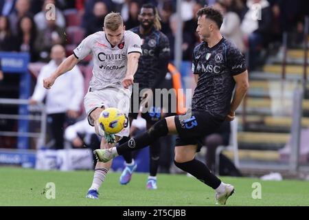 Salerno, Italien. November 2023. Salernitanas polnischer Mittelfeldspieler Mateusz Legowski tritt am 4. November 2023 im Arechi-Stadion in Salerno gegen den SSC Napoli gegen den Kossovari-Verteidiger Amir Rrahmani im italienischen Pokalspiel zwischen Unione Sportiva Salernitana und SSC Napoli in den Ball. Quelle: Unabhängige Fotoagentur/Alamy Live News Stockfoto