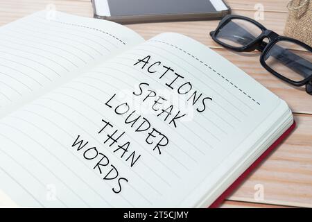 Aktionen sind lauter als Worttexte auf dem Notizblock. Business Mindset-Konzept. Stockfoto