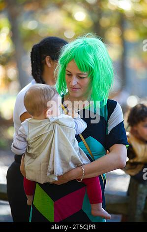 Halloweenpalooza - Dennis, Massachusetts auf Cape Cod. Eine Familienfeier an Halloween. Eine grünhaarige Mutter und ein Kind Stockfoto